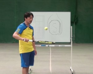 バック側でポンポン上へ打つ