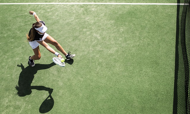 テニス ボレーの打ち方 プロの身体の使い方のマネから基本を学ぶ 動画有 テニスの学校 硬式テニスの総合情報サイト