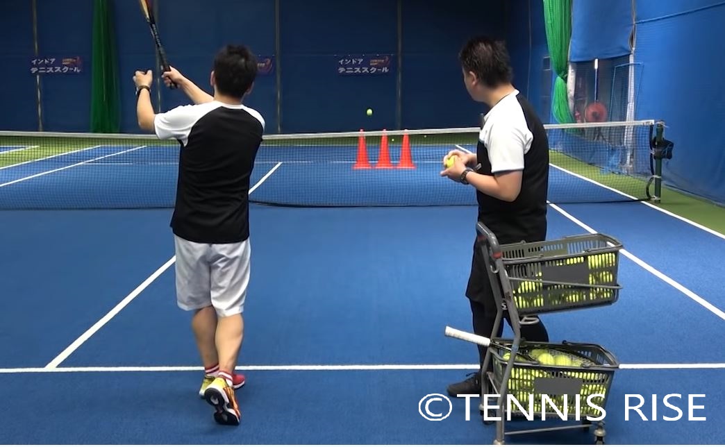 初心者のためのテニス フォアハンドストロークをトップスピンで打つ 動画有 テニスの学校 硬式テニスの総合情報サイト